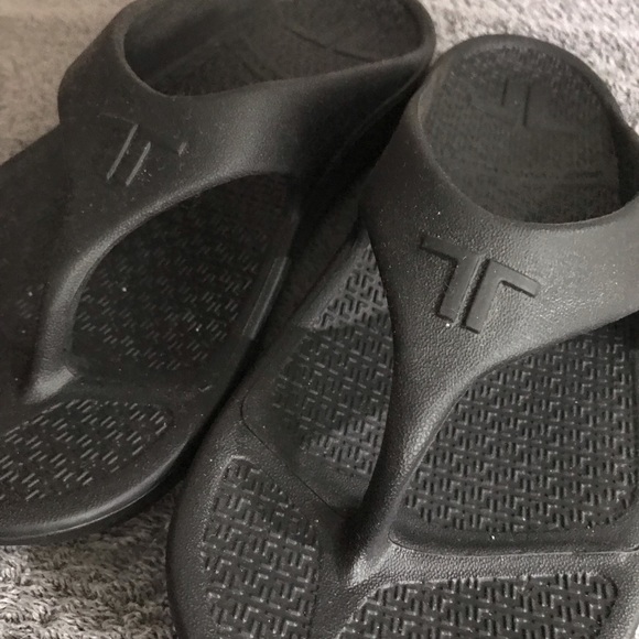 BRAND NEW WITHOUT TAGS TELIC BRAND SLIPPERS - Picture 2 of 4